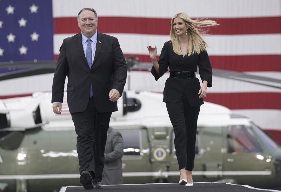 Nové diplomatické duo: Kráska a zvíře - Ivanka Trumpová a Mike Pompeo.