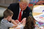 Americký prezident Donald Trump při návštěvě dětské nemocnice v Ohiu. Při kreslení si zřejmě popletl barvy pruhů na americké vlajce.
