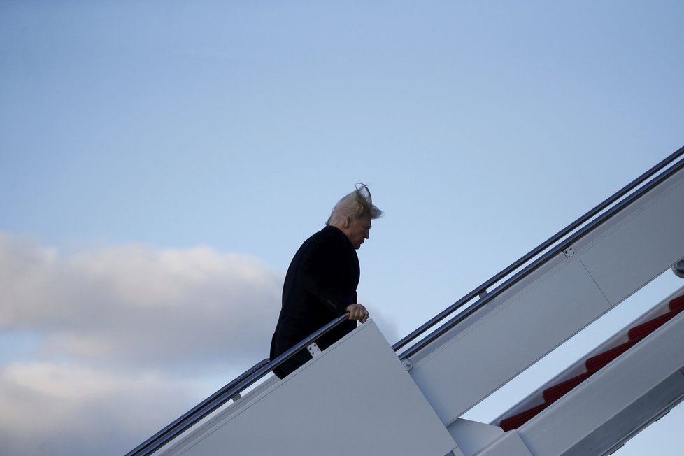 Trumpovy vlasy ve větru odhalily pleš.