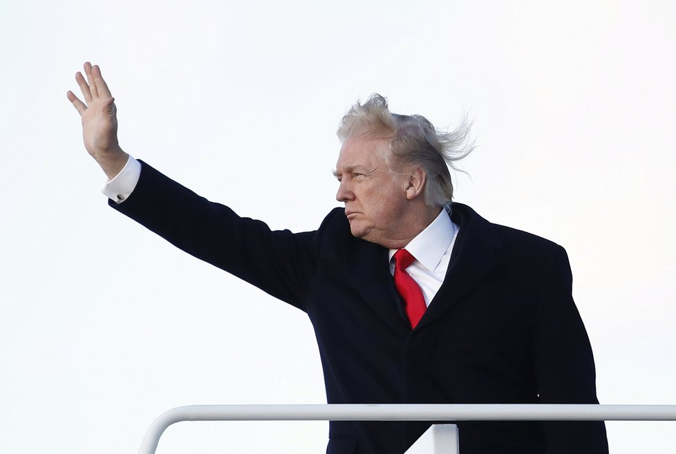 Trumpovy vlasy ve větru odhalily pleš.