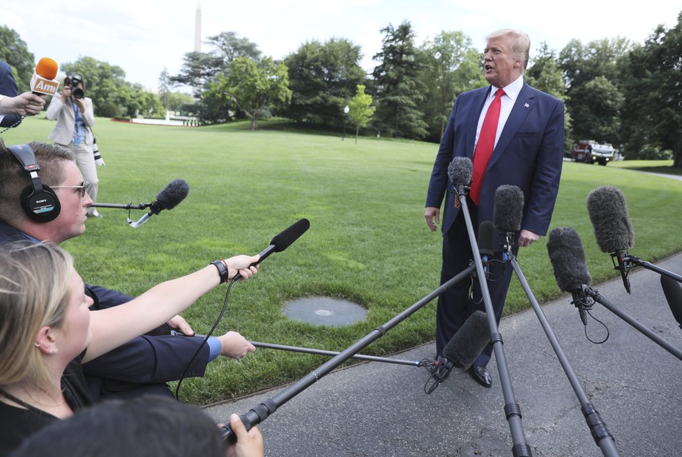 Donald Trump zahájil prezidentskou kampaň, na mítink ho doprovodila manželka i děti.