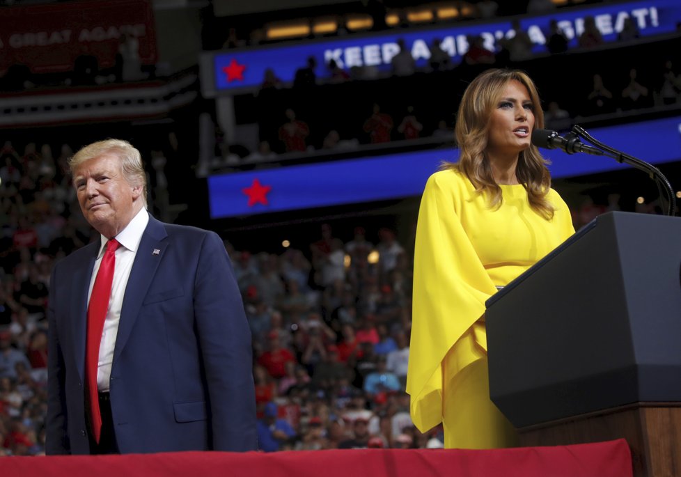 Donald Trump zahájil prezidentskou kampaň, na mítink ho doprovodila manželka i děti.