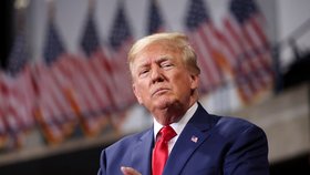 Exprezident USA ve videoklipu sboru uvězněného po vpádu do Kapitolu: Trump zarecitoval slib