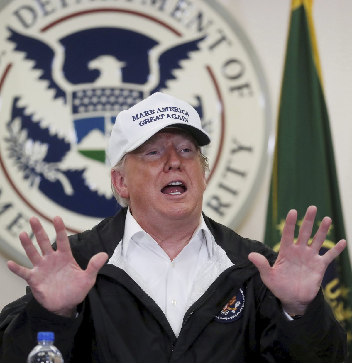 Prezident Donald Trump navštívil americko-mexickou hranici.