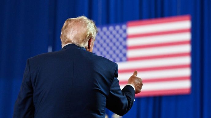 Americký prezident Donald Trump předvádí jedno ze svých typických gest. Americký prezident Donald Trump předvádí jedno ze svých typických gest.