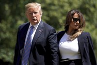 Spory Trumpa a Melanie: Plácl prý po zadku jinou. A hrozil manželce deportací?