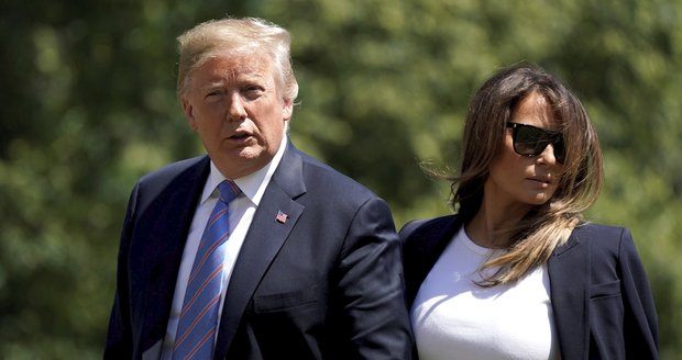 Spory Trumpa a Melanie: Plácl prý po zadku jinou. A hrozil manželce deportací?