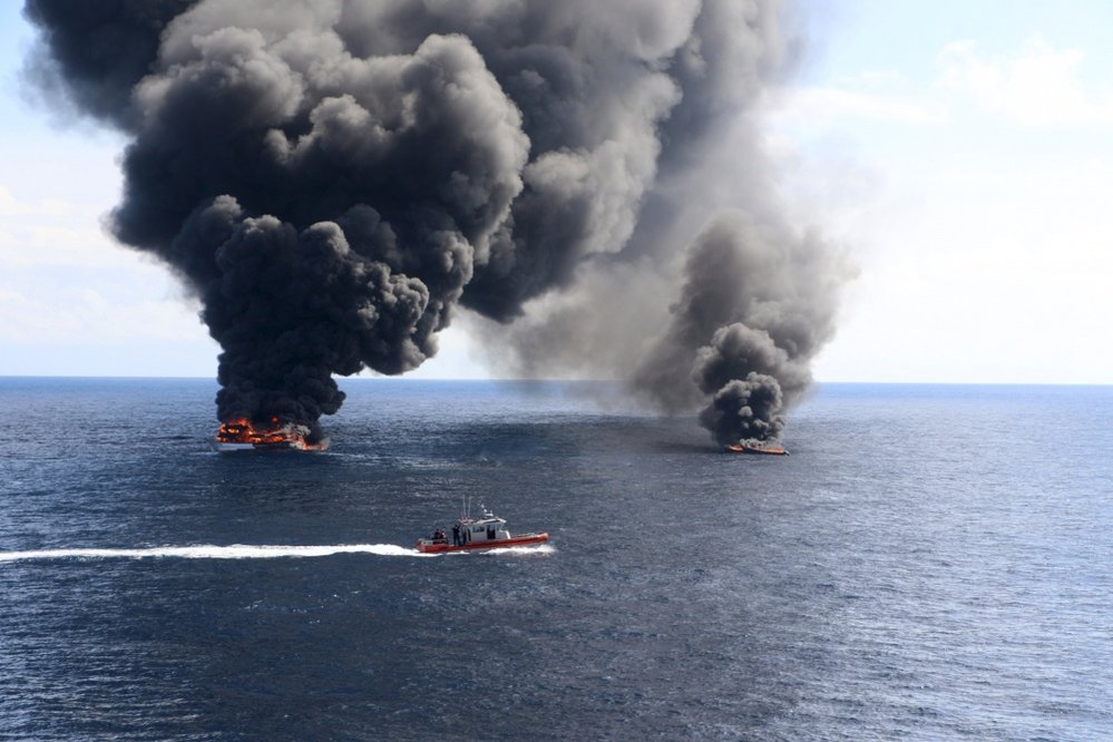 Fotografie ze zásahu americké pobřežní stráže, která zastavila ponorku a zabavila 17 tun kokainu
