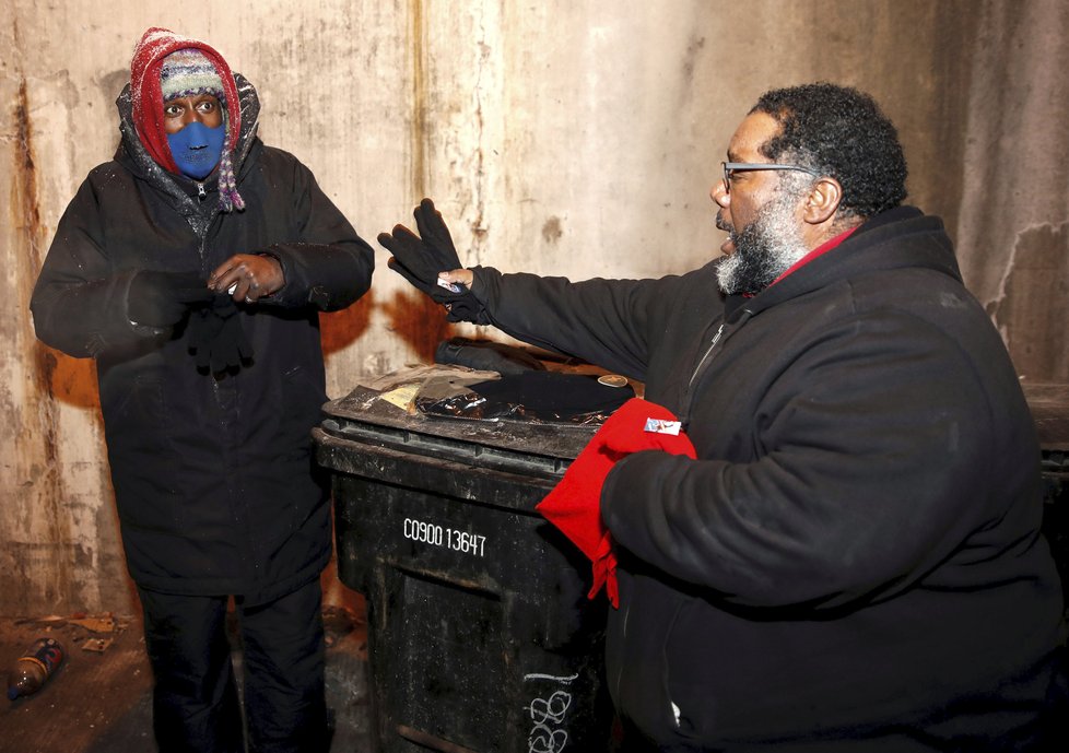 O bezdomovce se v Chicagu starají převážně pracovníci Armády spásy.