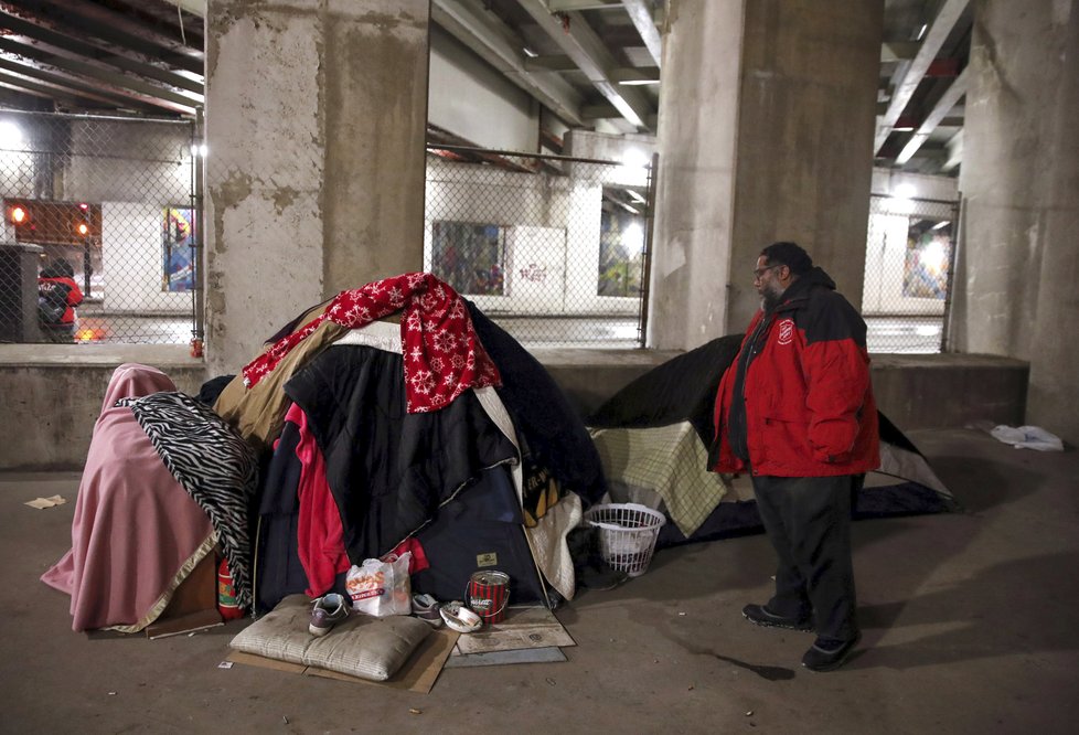 O bezdomovce se v Chicagu starají převážně pracovníci Armády spásy.