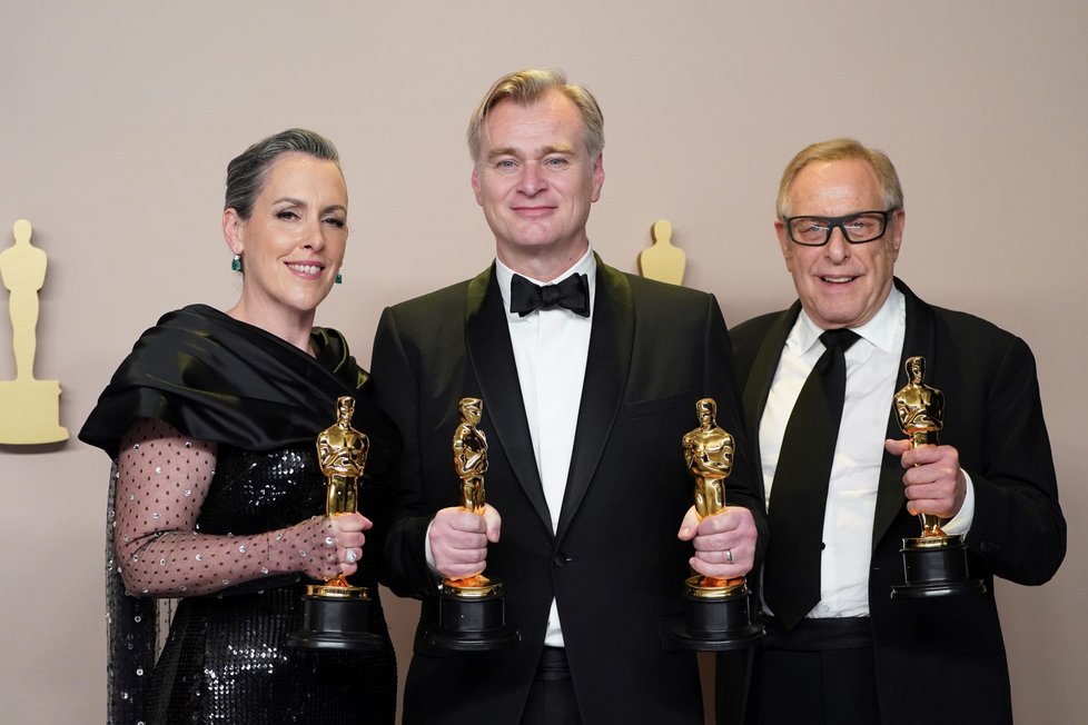 Udělování Oscarů 2024: Emma Thomas, režisér Oppenheimera Christopher Nolan a Charles Roven