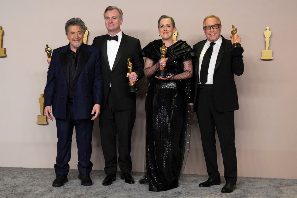 Udělování Oscarů 2024: Al Pacino, režisér Oppenheimera Christopher Nolan, Emma Thomas a Charles Roven