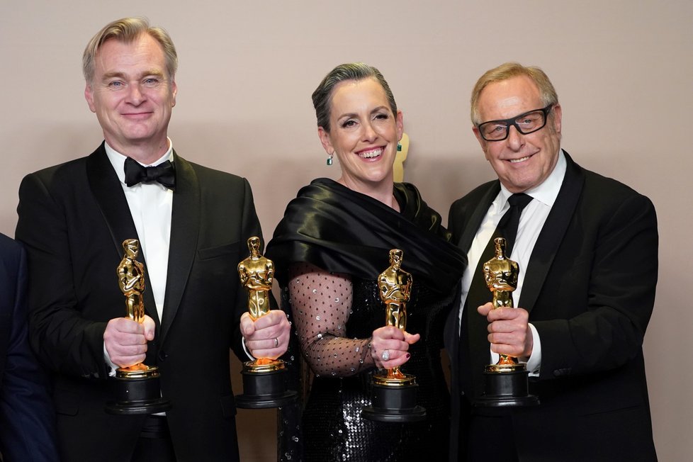 Udělování Oscarů 2024: režisér Oppenheimera Christopher Nolan, Emma Thomas a Charles Roven