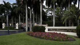 Příjezdová cesta ke golfovému klubu Donalda Trumpa na Floridě