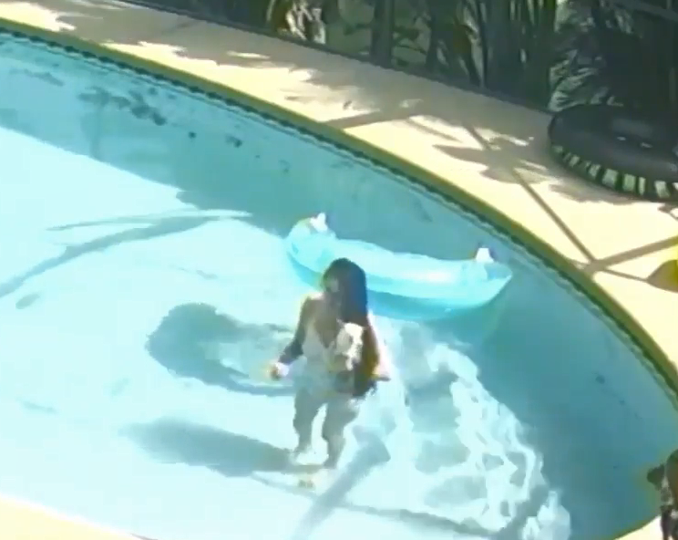 Američanka utopila čivavu v bazénu.
