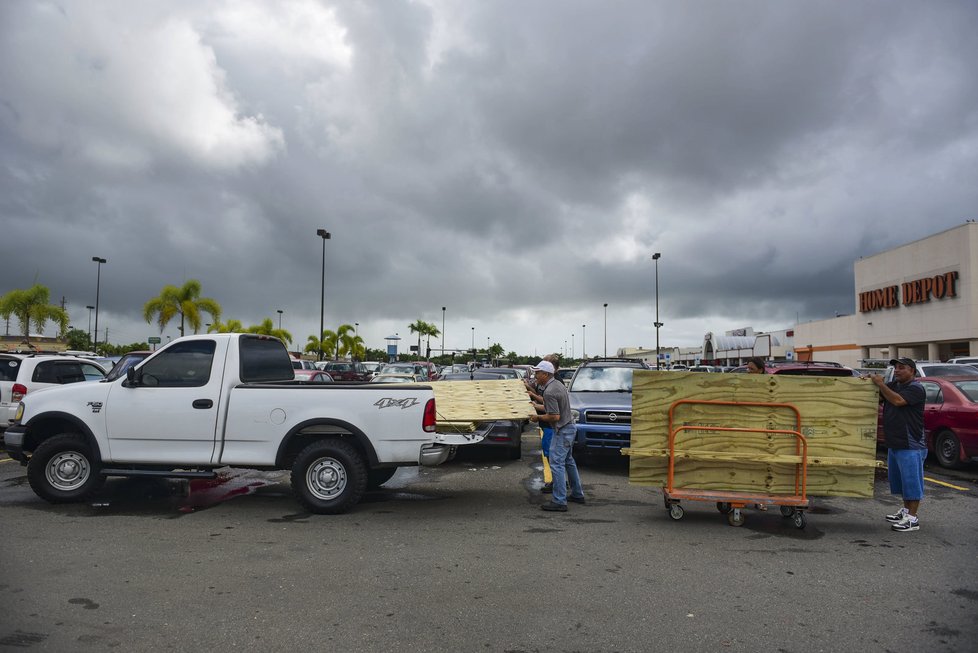 Hurikán Irma míří na Floridu, lidé kupují zásoby a staví hráze.