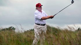 Prezident Trump na golfu.
