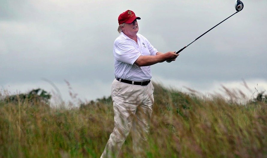 Prezident Trump na golfu.