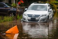 Vichr, záplavy, evakuace a první oběti: Na Floridu udeřil hurikán Idalia