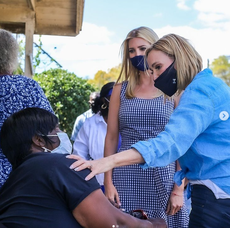 Ivanka Trumpová poprvé oficiálně na veřejnosti, na Floridě rozdávala jídlo, (11.03.2021).