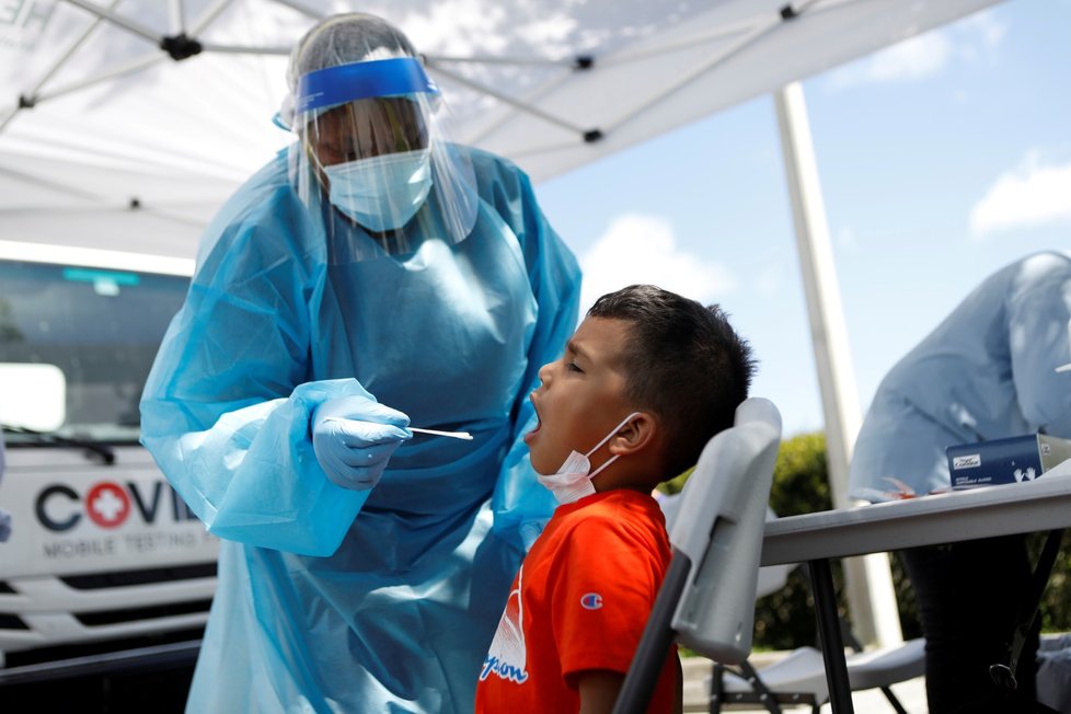 Koronavirus v USA: Florida novým epicentrem nákazy? Na kyslíku jsou i 20letí (3.8.2021)