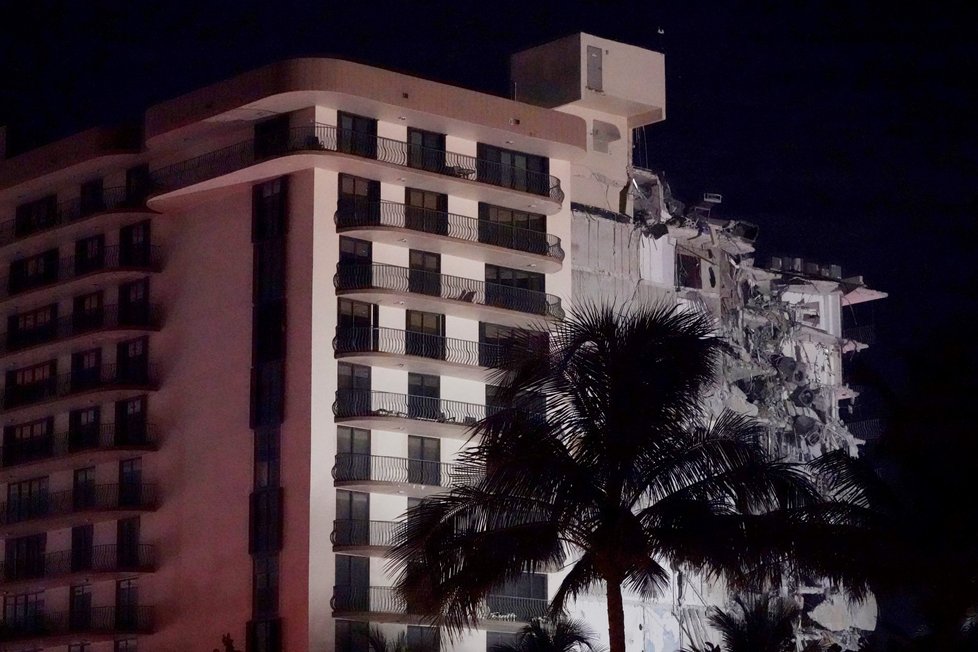 V Miami se zřítil dvanáctipatrový dům.