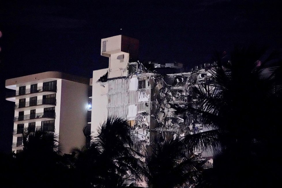 V Miami se zřítil dvanáctipatrový dům.