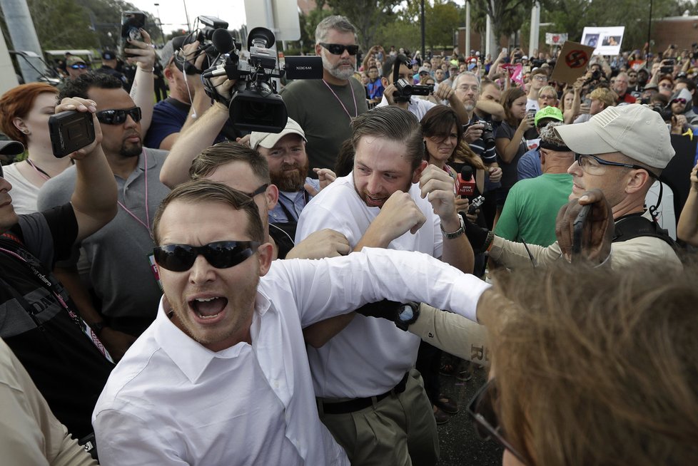 Projev bělošského extrémisty Spencera na Floridě vyvolal protesty.