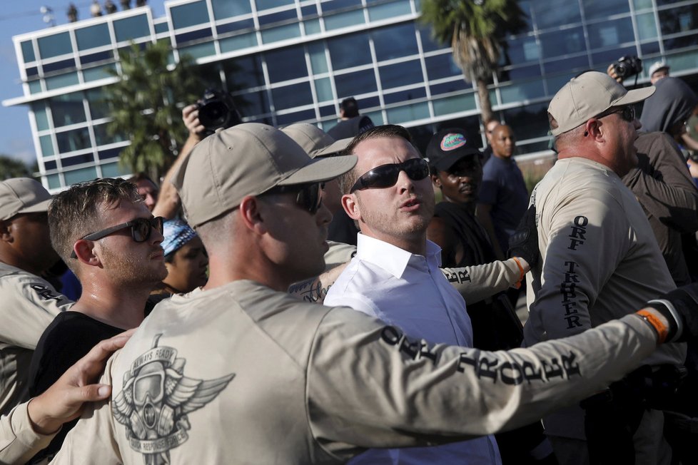 Projev bělošského extrémisty Spencera na Floridě vyvolal protesty.