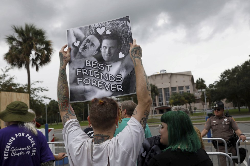 Projev bělošského extremisty Spencera na Floridě vyvolal protesty.