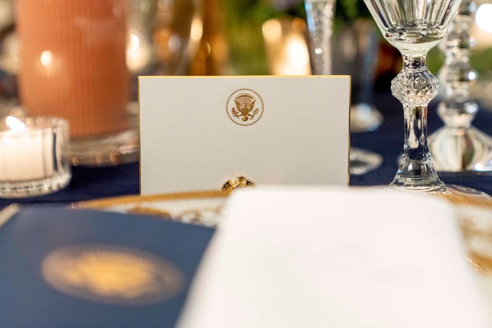 Bílý dům ukázal přípravy na večeři prezidentských párů USA a Francie.