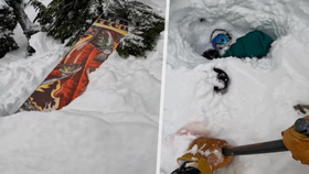 Snowboardista zůstal uvězněný pod sněhem: Dramatickou záchranu zachytilo působivé video