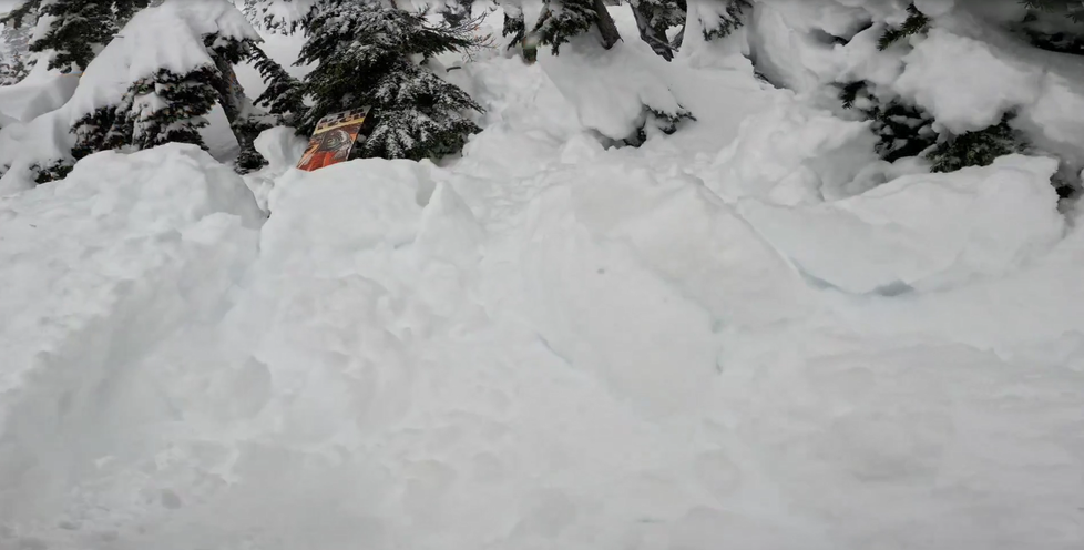 Duchaplný lyžař zachránil život snowboardistovi pod sněhem.