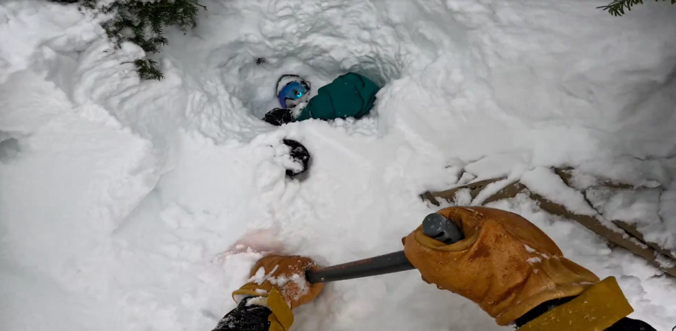 Duchaplný lyžař zachránil život snowboardistovi pod sněhem.