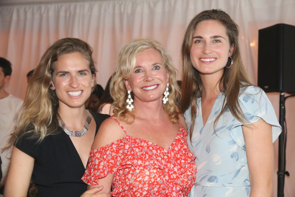 Ashley Bushová (vlevo), se sestrou Lauren a matkou Sharon.