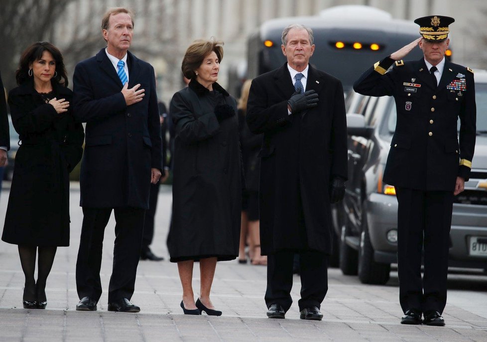 Pohřeb exprezidenta George Bushe staršího (†94), na snímku George Bush mladší s manželkou a Neil Bush se ženou.