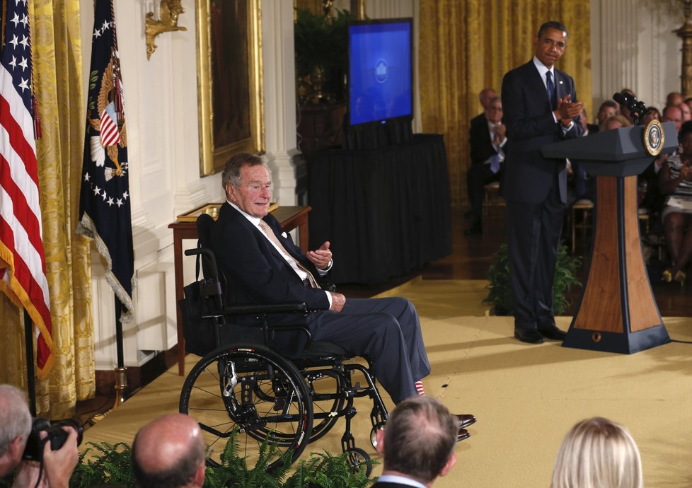 Exprezident George Bush starší (†94) v Bílém domě. Na snímku s exprezidentem Obamou.