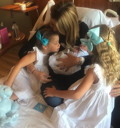 Jenna Bushová Hagerová s novorozeným synem a dvěma dcerami.