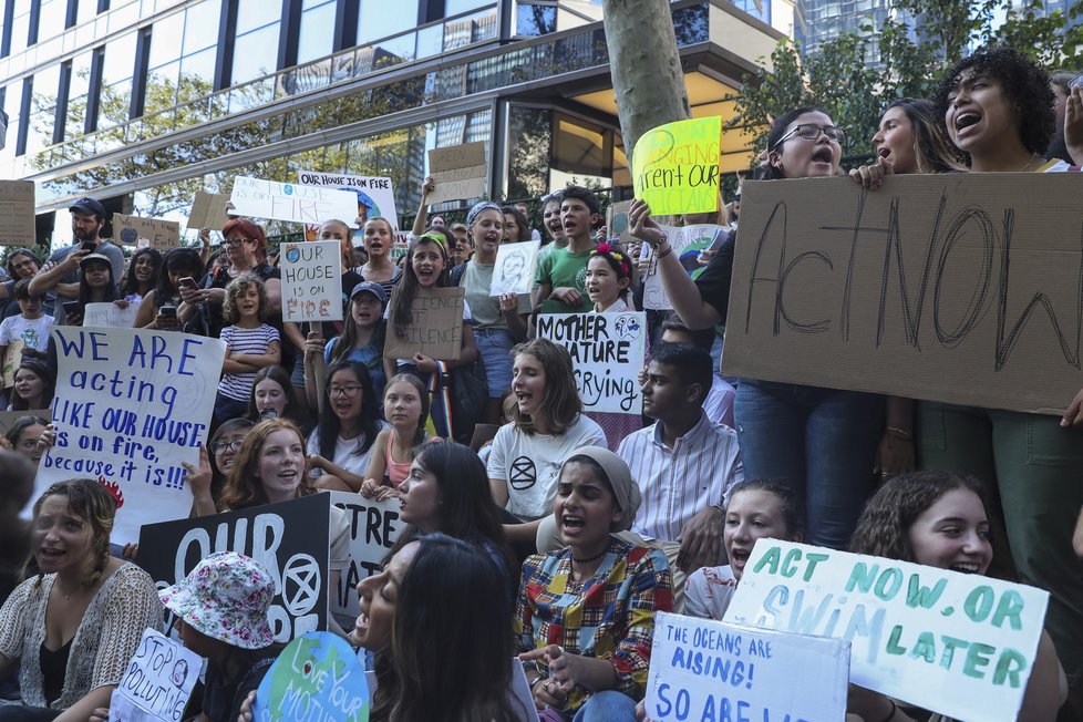 Aktivistka Greta Thunbergová na demonstraci před newyorskou budovou OSN, (30. 08. 2019).