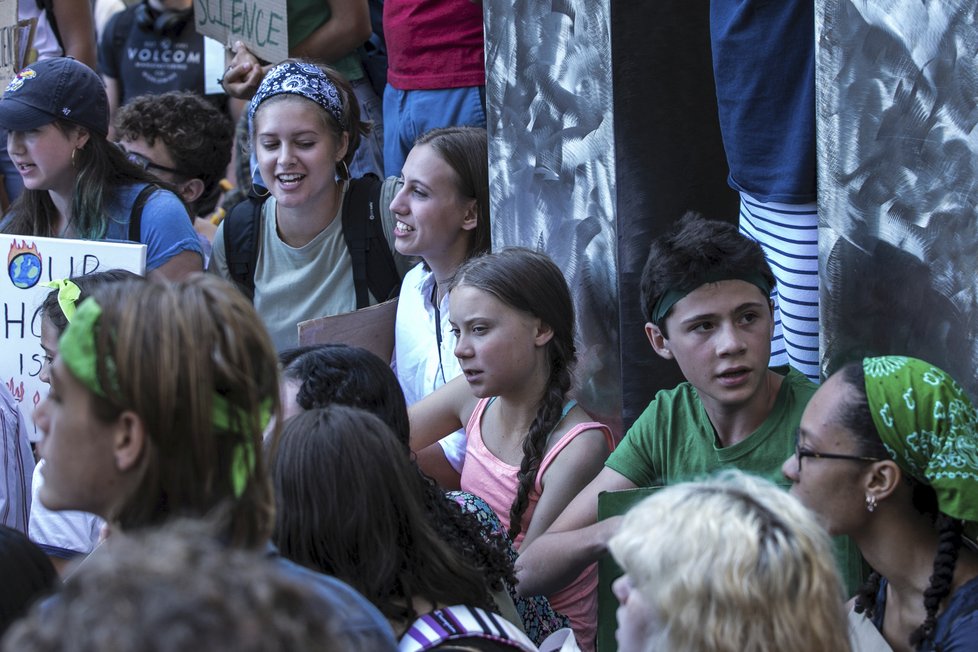 Aktivistka Greta Thunbergová na demonstraci před newyorskou budovou OSN, (30. 08. 2019)