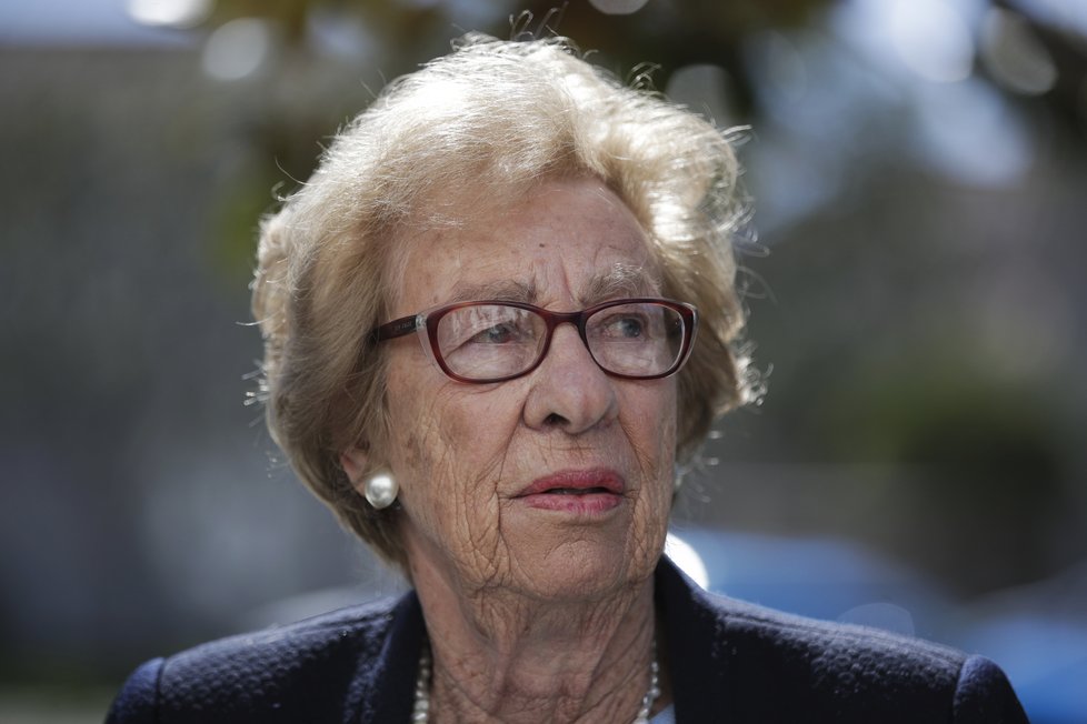 Nevlastní sestra Anna Frankové (†15) Eva Schlossová promluvila se studenty, kteří na party hajlovali.