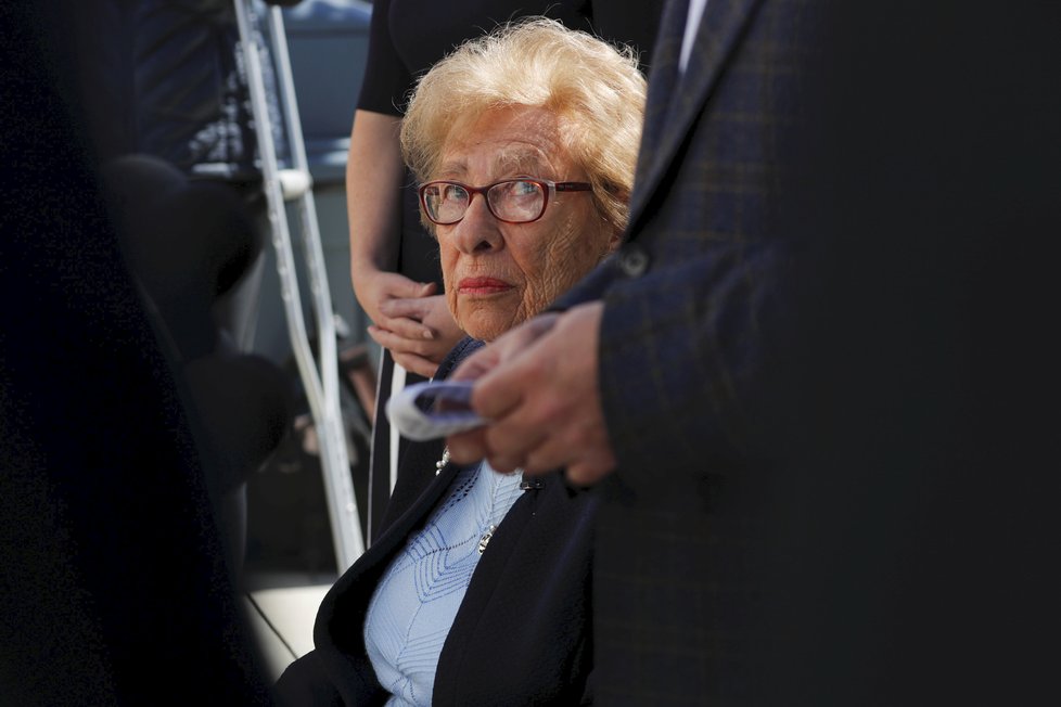 Nevlastní sestra Anna Frankové (†15) Eva Schlossová promluvila se studenty, kteří na party hajlovali.