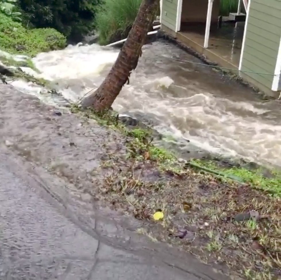 V ulicích města Hilo na havajském Velkém ostrově za posledních 24 hodin napršelo přes 30 centimetrů, což je více, než běžně za celý srpen (24.8.2018).