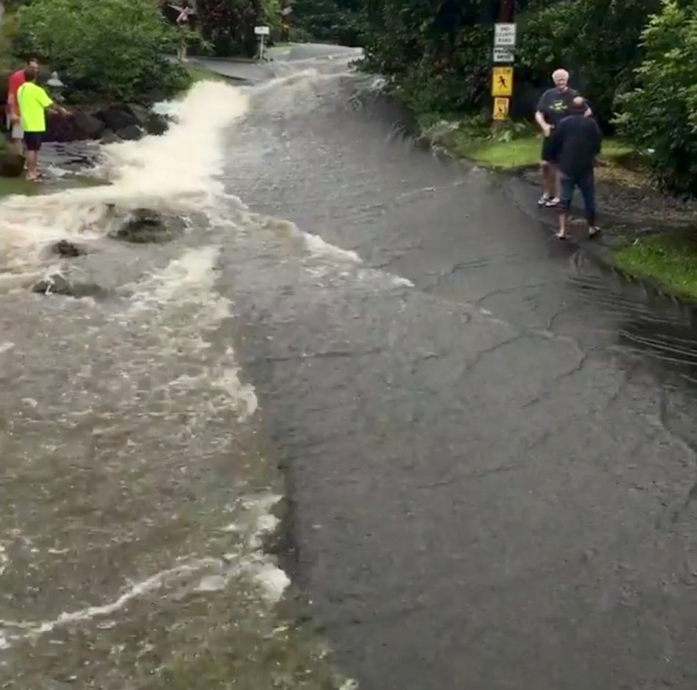 V ulicích města Hilo na havajském Velkém ostrově za posledních 24 hodin napršelo přes 30 centimetrů, což je více než běžně za celý srpen (24. 8. 2018).