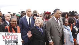 Hillary Clintonová oznámila, že nebude kandidovat na prezidentku ve volbách v roce 2020. Clintonová doprovodila demokratického kandidáta Coryho Bookera při charitativním pochodu, Booker se v roce 2020 bude ucházet o post prezidenta USA. (5.03.2019)