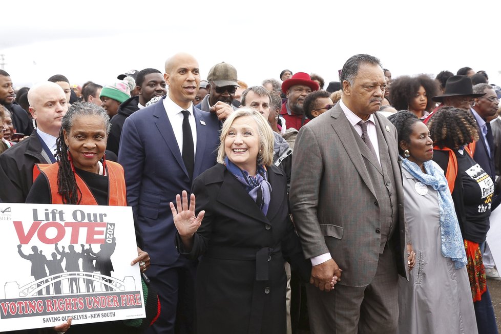 Hillary Clintonová oznámila, že nebude kandidovat na prezidentku ve volbách v roce 2020. Clintonová doprovodila demokratického kandidáta Coryho Bookera při charitativním pochodu, Booker se v roce 2020 bude ucházet o post prezidenta USA, (5.03.2019).