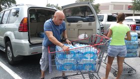 Hurikán Irma zesílil a míří na Karibik. Lidé hromadně vykupují obchody.