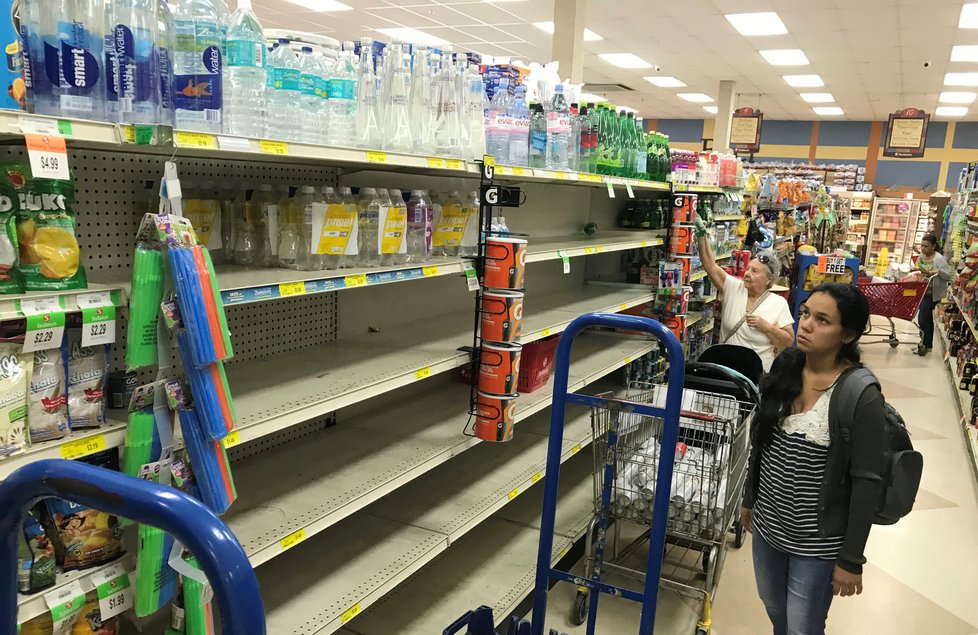 Hurikán Irma zesílil a míří na Karibik. Lidé hromadně vykupují obchody.