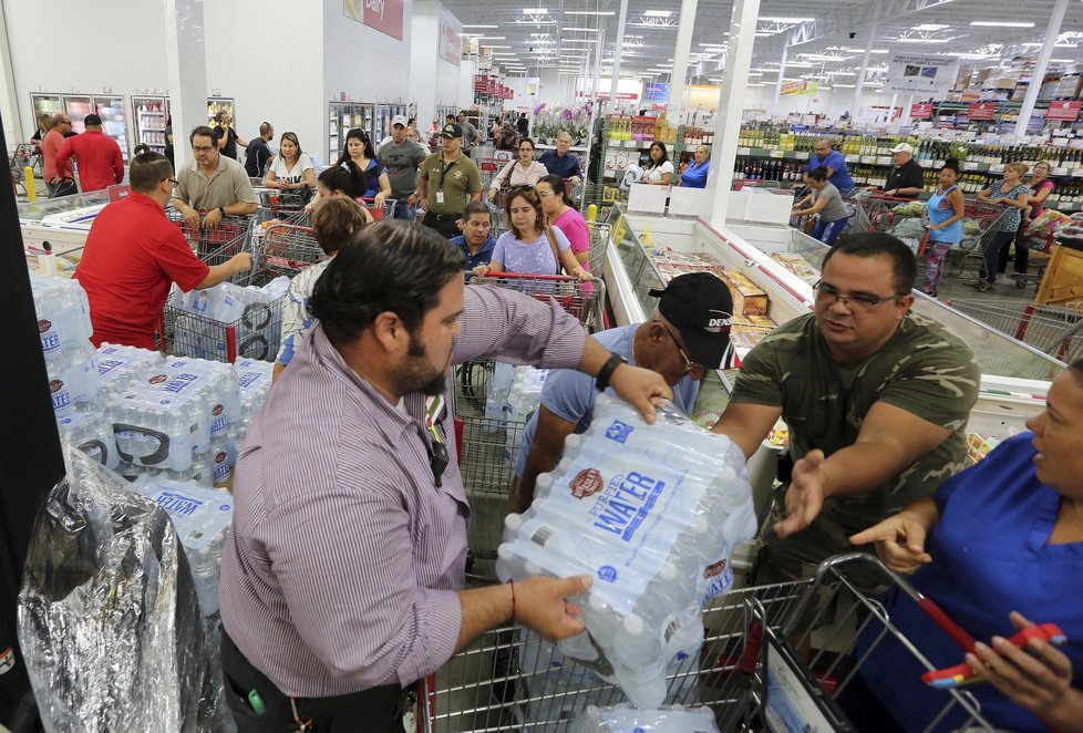 Hurikán Irma zesílil a míří na Karibik. Lidé hromadně vykupují obchody.