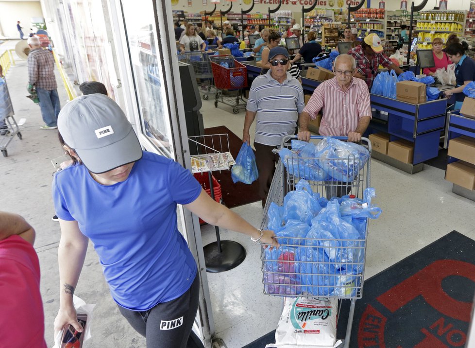 Hurikán Irma zesílil a míří na Karibik. Lidé hromadně vykupují obchody.